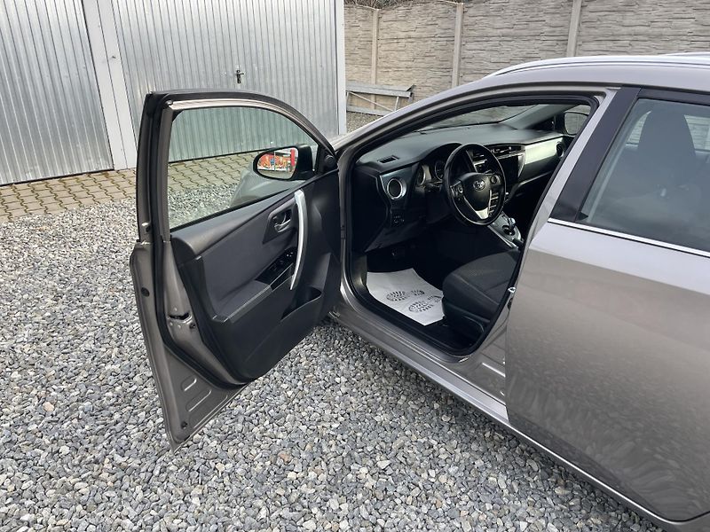 Toyota Auris 1.8i 16v HYBRID AUT NAVI CAM!! - fotka 90 z 166