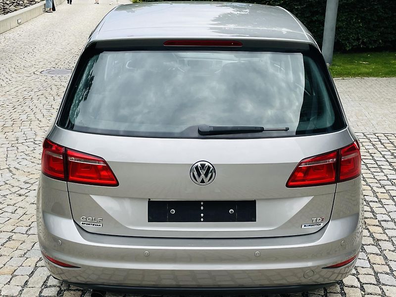 Volkswagen Golf Sportsvan 1.6TDI MANUÁL SENZORY TEMPOMAT - fotka 14 z 40