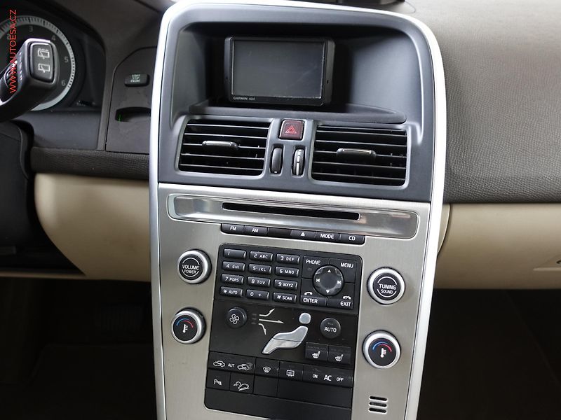 Volvo XC60 (2010) 2.4D 4x4, ČR, Xenon, park - fotka 14 z 20