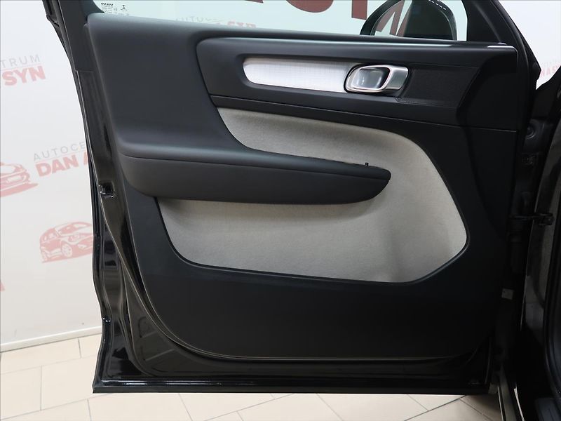 Volvo XC40 2,0 D4 AWD MOMENTUM CZ - fotka 9 z 39