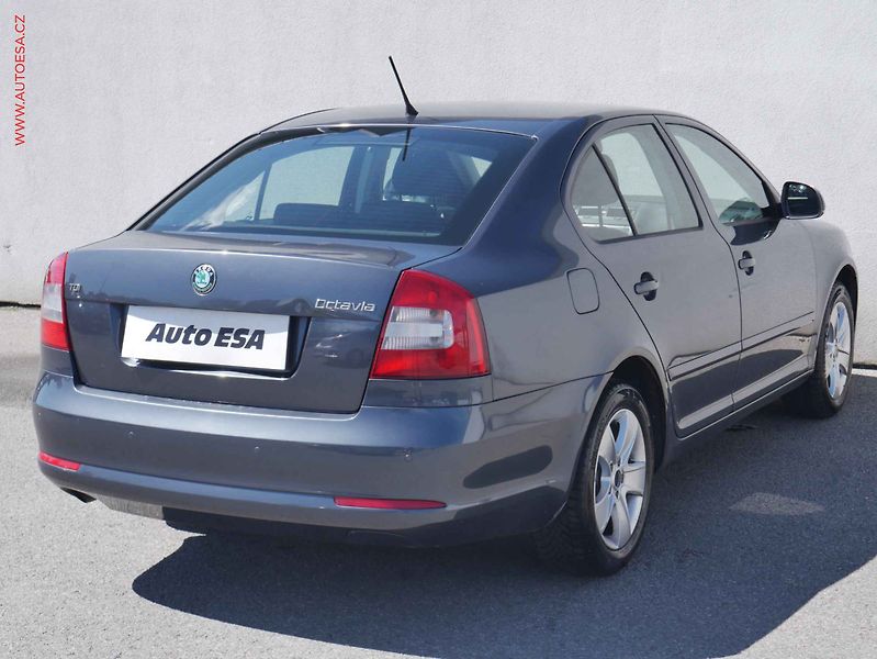Škoda Octavia (2011) 1.6 TDi, ČR, Elegance, STK4 - fotka 4 z 15