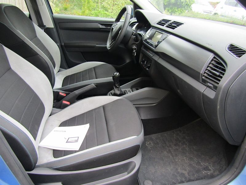 Škoda Fabia (2016) 1.2 TSI 66kW  ZIMNÍ+LETNÍ PNEU - fotka 26 z 36