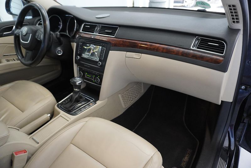 Škoda Superb 3.6 V6 191kW 4x4 REZERVACE - fotka 23 z 36