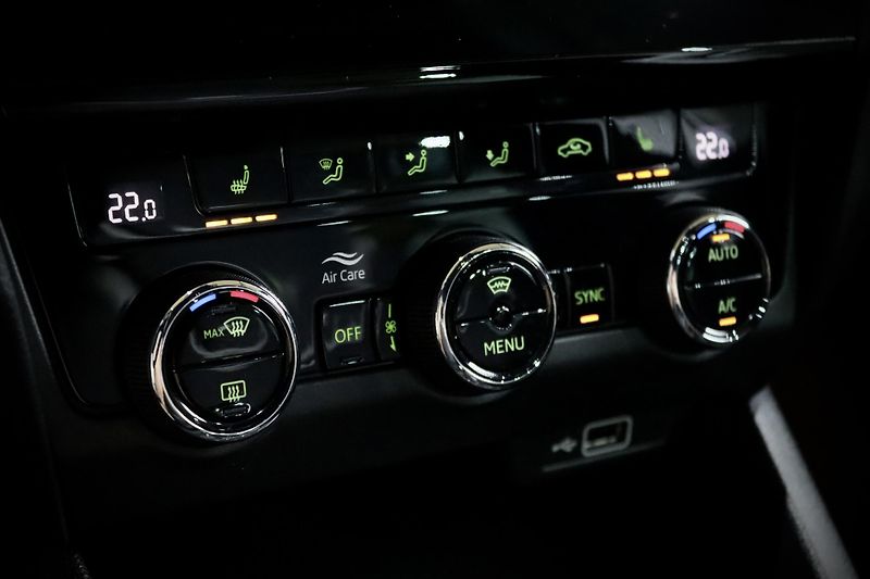 Škoda Octavia 3 FL 2.0 TSI 180 kW DSG RS - fotka 31 z 43