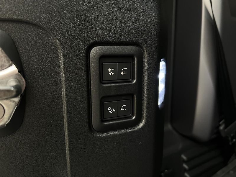 Land Rover Defender 110 D350 X-DYNAMIC REZERVACE - fotka 46 z 51