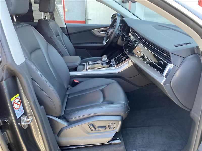 Audi Q8 3,0 55TFSi quattro Sport - fotka 21 z 47