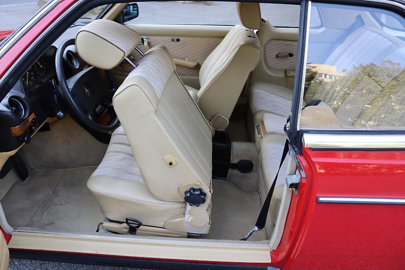 Mercedes-Benz 123 230CE KUPÉ AUTOMAT 100kW - fotka 33 z 48