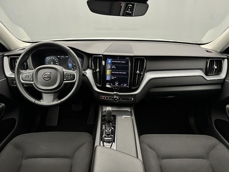 Volvo XC60 B4 AWD MOMENTUM PRO AUT CZ - fotka 2 z 37