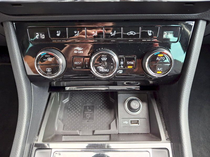 Škoda Superb (2020) L&K DSG 2,0TSi 140kW - fotka 31 z 35