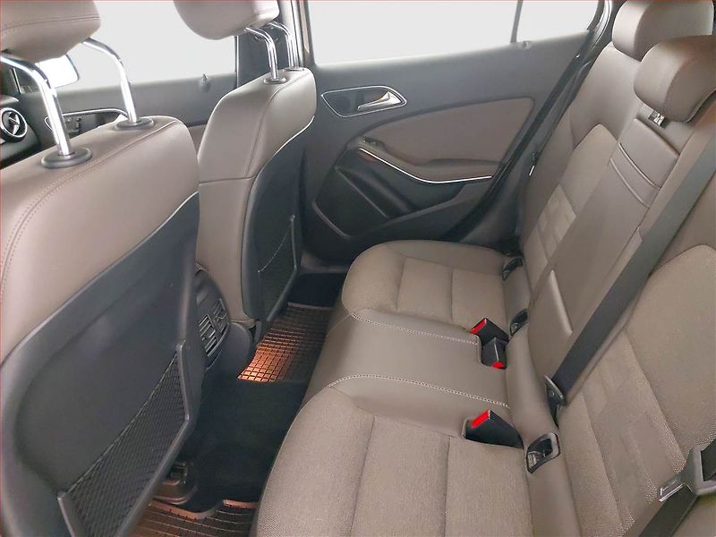 Mercedes-Benz GLA (2014) 220 CDI 4MATIC, 4X4 - fotka 10 z 24
