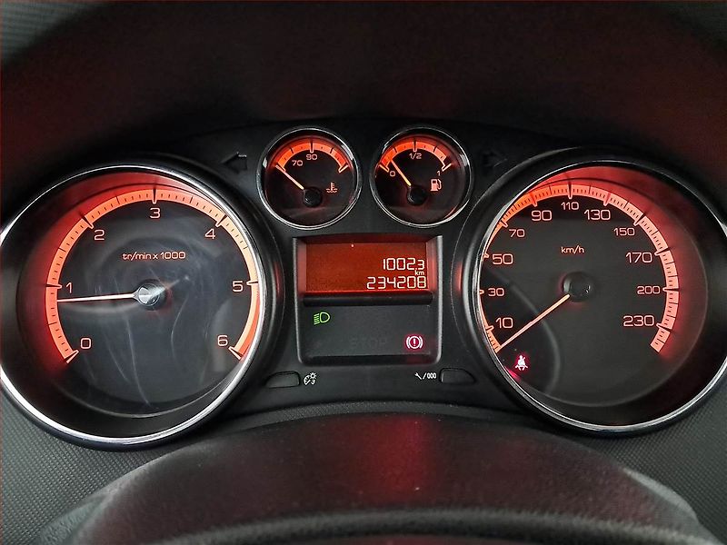 Peugeot 308 (2012) 1.6 HDi, 7 míst, po STK - fotka 11 z 19