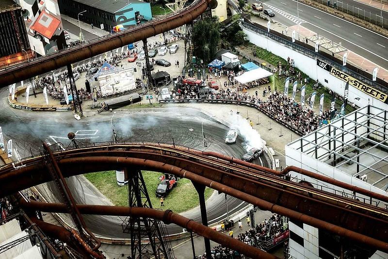 Finále Race The Streets, mezinárodního šampionátu v driftech v Dolní oblasti Vítkovic. 9. srpna 2025 v Ostravě.
