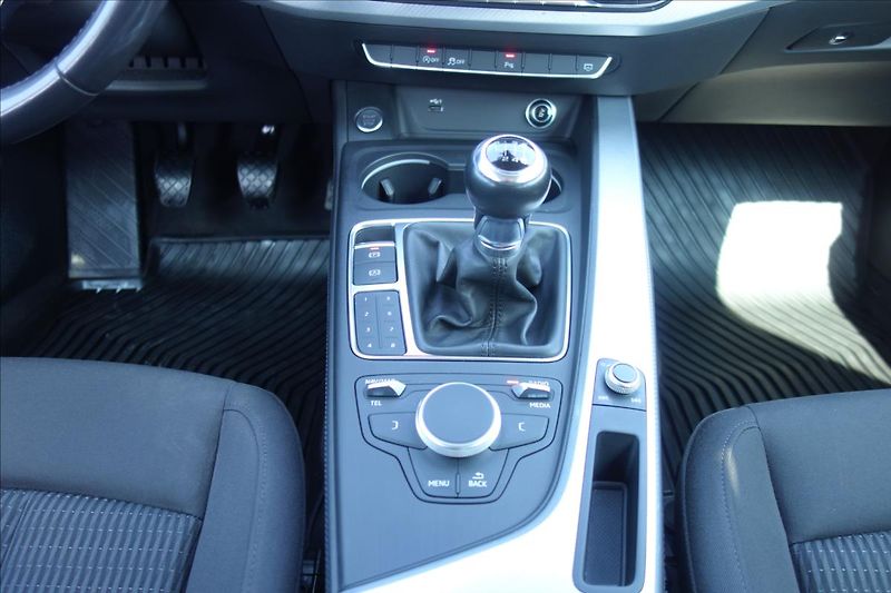 Audi A4 2,0 TDi, ČR, 1 MAJ., SERV. KN. - fotka 22 z 39
