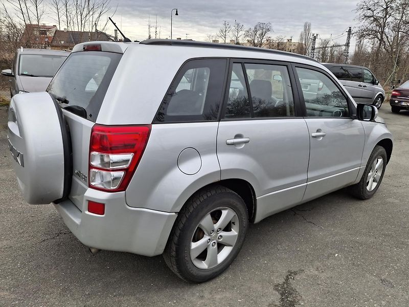 Suzuki Grand Vitara 2.0 benzin 103 kw 4x4 - fotka 5 z 20
