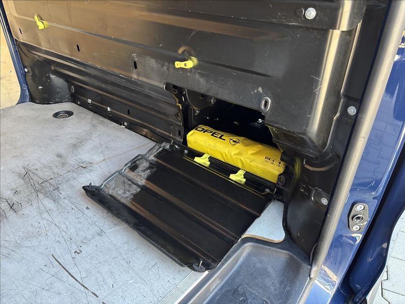 Opel Vivaro 2,0 Cdti 90kW Enjoy L2 DPH - fotka 16 z 33