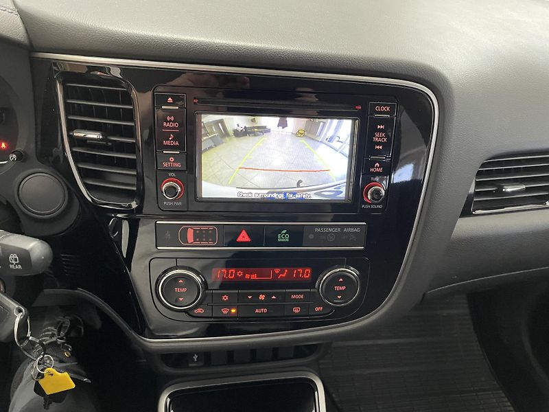 Mitsubishi Outlander 2.0 MIVEC AT 4x4 ČR REZERVACE - fotka 23 z 25