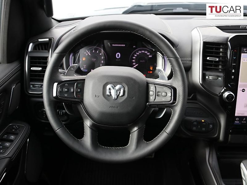 RAM 1500 (2024) Laramie 5.7 V8 HEMI E-Torque - fotka 13 z 38