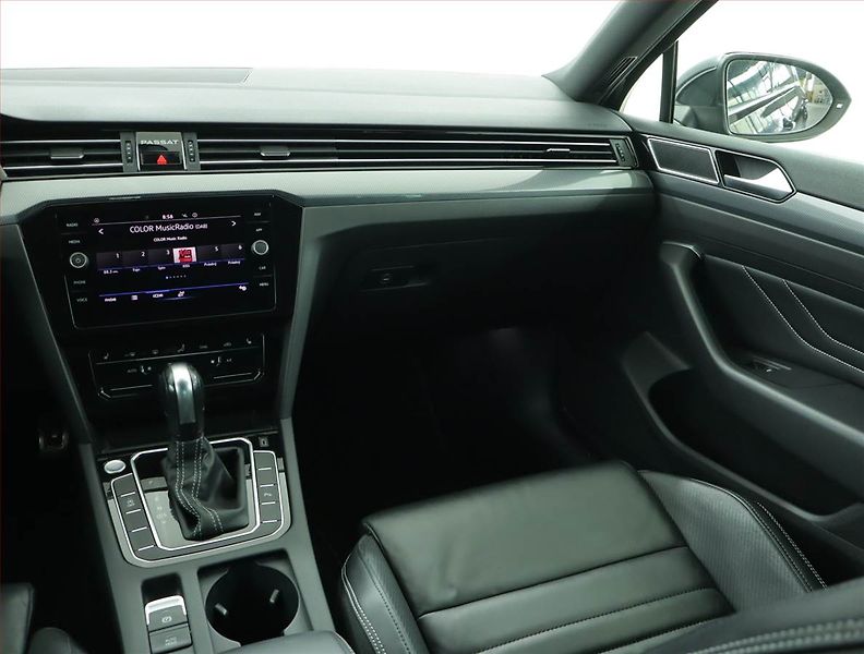 Volkswagen Passat (2021) R-Line 2.0 TDI - fotka 8 z 18