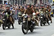 Plzní projel Konvoj svobody. Stovky kusů historické vojenské techniky v neděli projely z Bor do centra města. Ulice lemovaly tisíce diváků