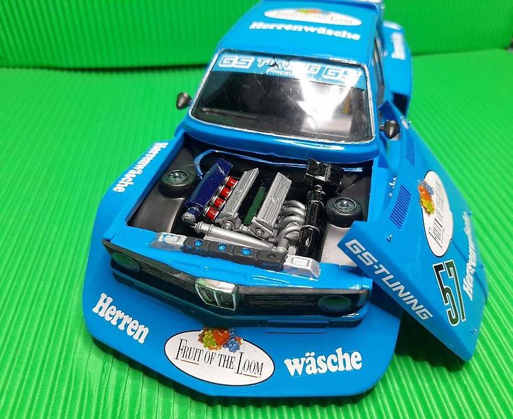 Model vozu BMW 320Gr.5 v měřítku 1:24 od firmy Italeri připomíná tragický osud talentovaného rakouského závodníka.