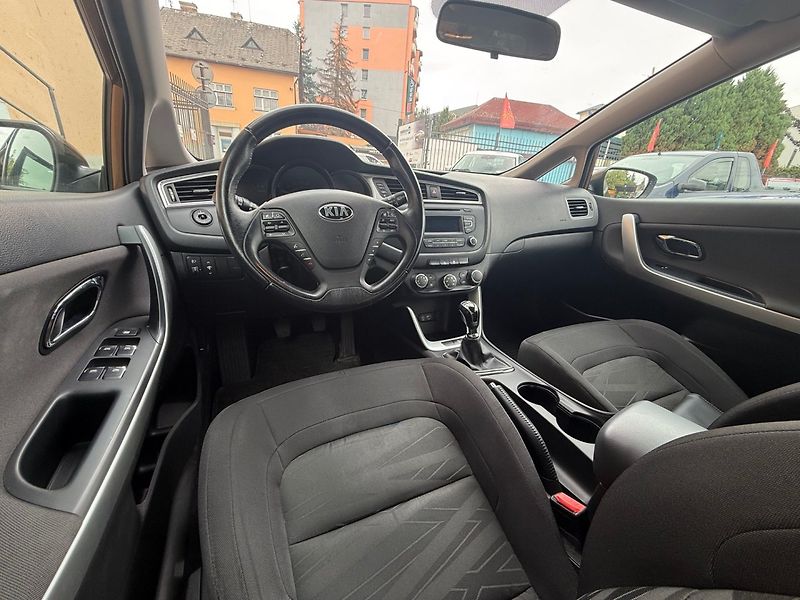 Kia Ceed (2016) 1.4 i-Původ ČR ! Nízký nájezd - fotka 8 z 12
