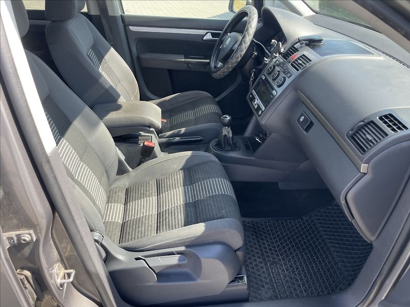 Volkswagen Touran 1,9 TDi 77kw 6rychlostí Klimat - fotka 13 z 35