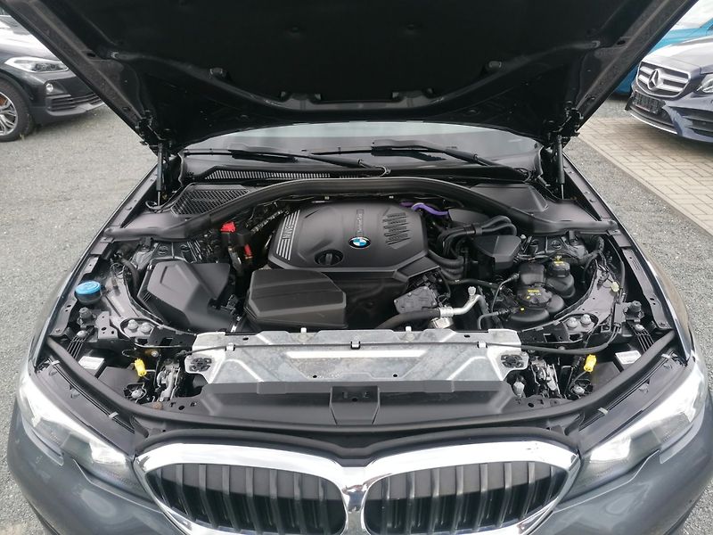 BMW Řada 3 (2021) 2.0 318D A/T Kůže - fotka 32 z 33