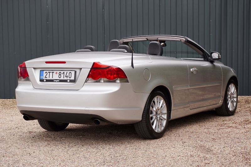 Volvo C70 2.4 D5 MOMENTUM - fotka 16 z 34