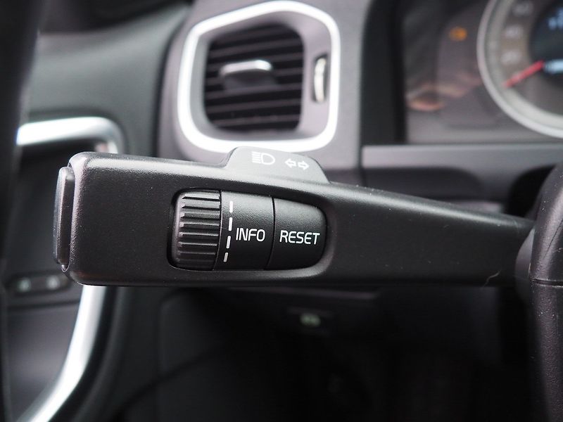 Volvo V60 (2010) 2.0D 120 kW, Automat - fotka 23 z 34