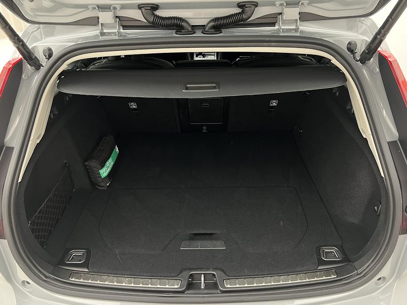 Volvo V60 B4 PLUS DARK AUT 1.maj. - fotka 5 z 43