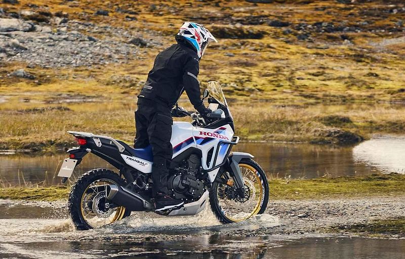 Cestovatelská klasika letos přijíždí se systémem poloautomatického řazení Honda E-Clutch.