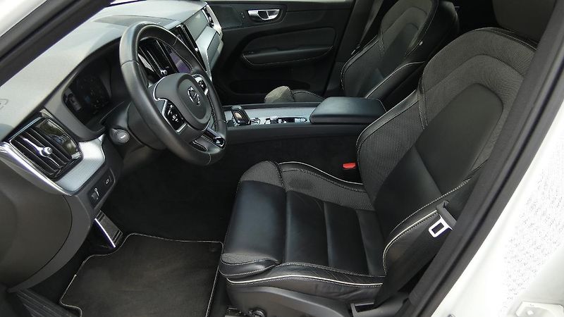 Volvo XC60 B4 AWD R Design - fotka 17 z 24