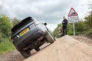 Range Rover Sport může být ovládán přes mobilní telefon.