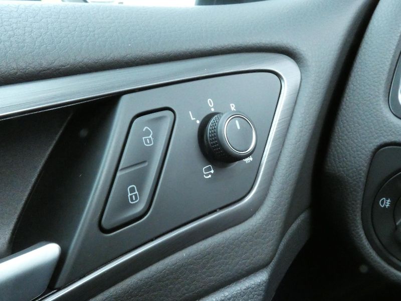 Volkswagen e-Golf (2020) Comfortline 100kW SoH 87% - fotka 26 z 30