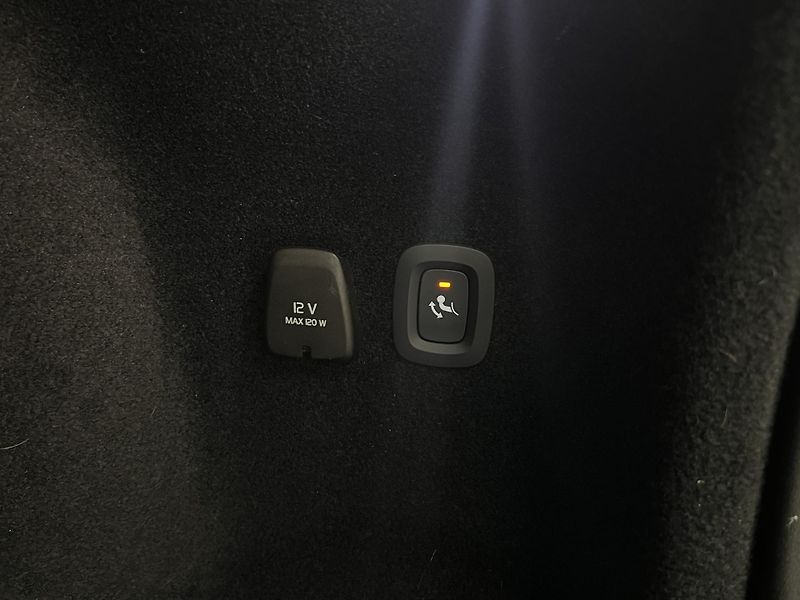 Volvo V60 B4 MOMENTUM AUT  - fotka 39 z 42