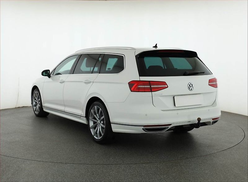 Volkswagen Passat (2018) R-Line 2.0 TDI, Automat - fotka 4 z 18