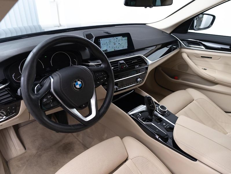 BMW Řada 5 540i xDrive Touring - fotka 11 z 22