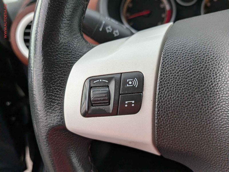 Opel Corsa (2011) 1.4i, AC, park.čidla - fotka 13 z 17