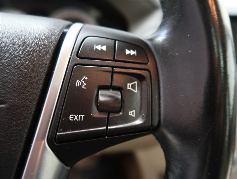 Volvo XC60 2,4 D5 AWD AUT - fotka 17 z 23