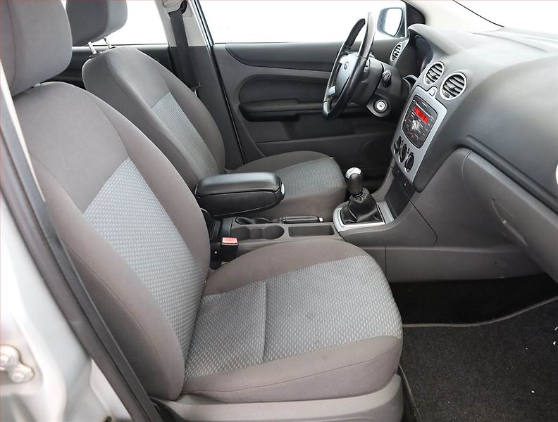 Ford Focus (2007) 1.6 16V, po STK, Tažné, Klima - fotka 7 z 11