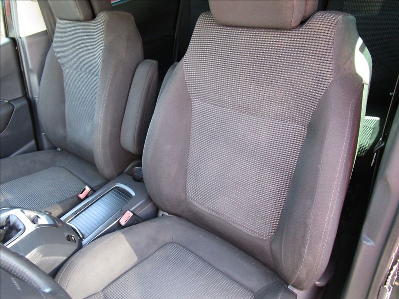 Peugeot 5008 1.6 THP aut. Klima, 7 míst - fotka 12 z 50