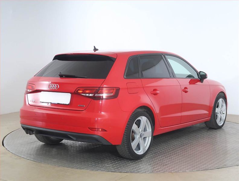 Audi A3 (2019) Attraction 2.0 TDI, 4X4 - fotka 5 z 17