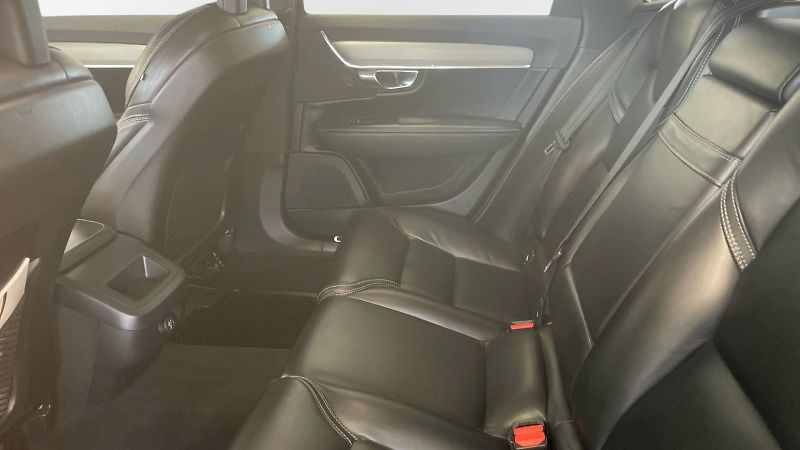 Volvo V90 (2018) Kombi Inscription 2.0 TDI 110k - fotka 15 z 38