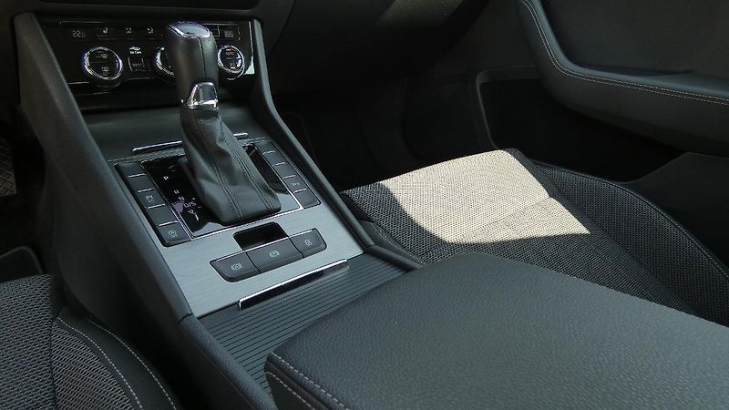 Škoda Superb 2,0 TDI 147kw DSG Style - fotka 6 z 16