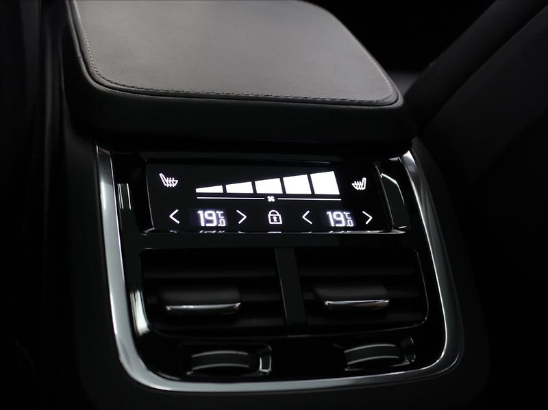 Volvo XC90 2,0 B5 R Vzduch B&W 7míst PANO - fotka 17 z 29