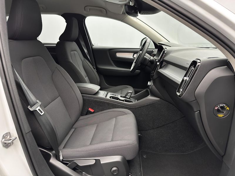 Volvo XC40 B4 AWD MOMENTUM PRO CZ - fotka 19 z 27