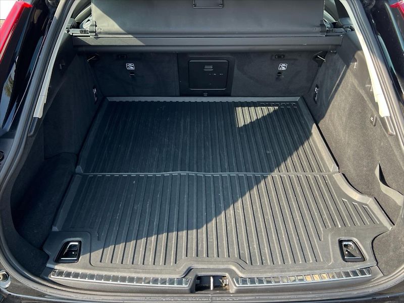 Volvo V90 2,0 187kW 8AT 2WD MOMENTUM  T5 - fotka 14 z 24