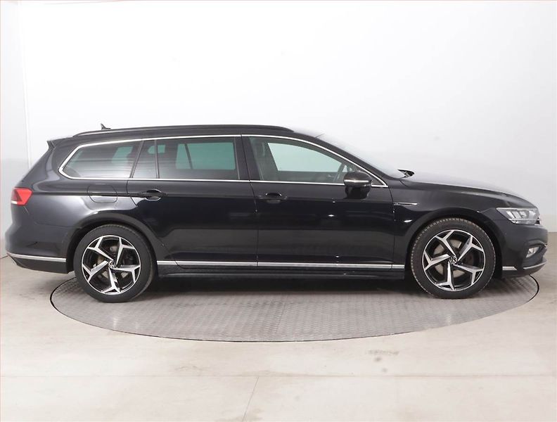 Volkswagen Passat (2021) R-Line 2.0 TDI - fotka 6 z 18