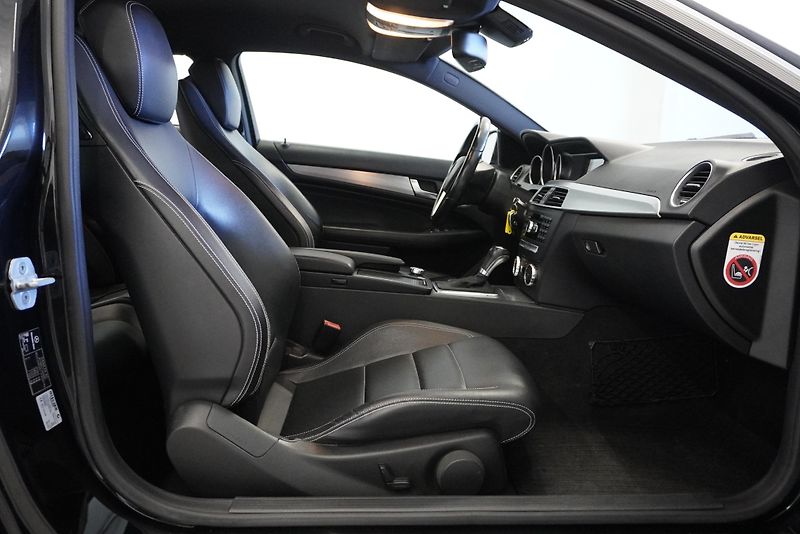 Mercedes-Benz Třídy C (2012) C350 3,5I V6 COUPE AMG-LINE  - fotka 27 z 31