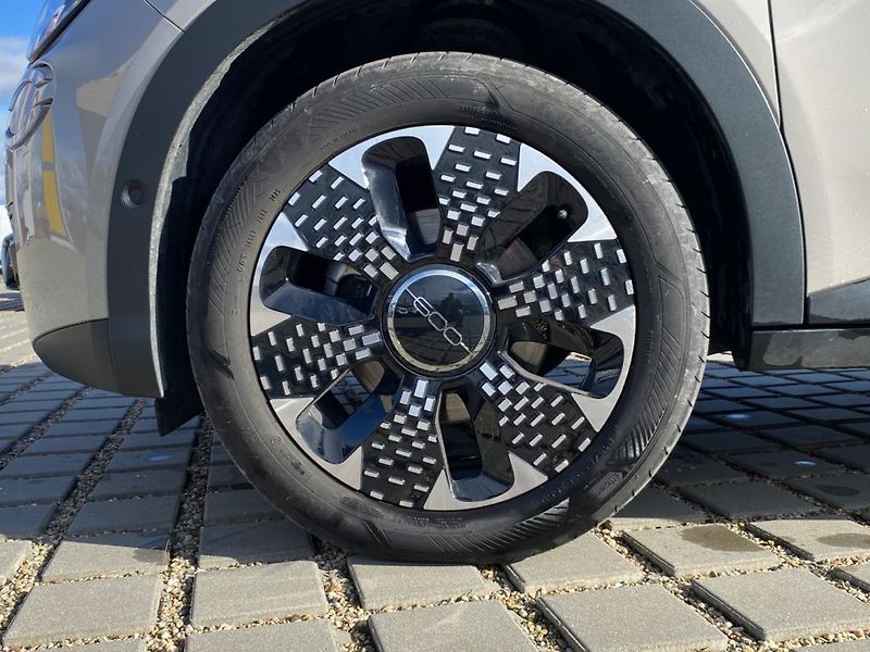 Fiat 600 (2025) La Prima Turbo 1,2 (136k) - fotka 13 z 32